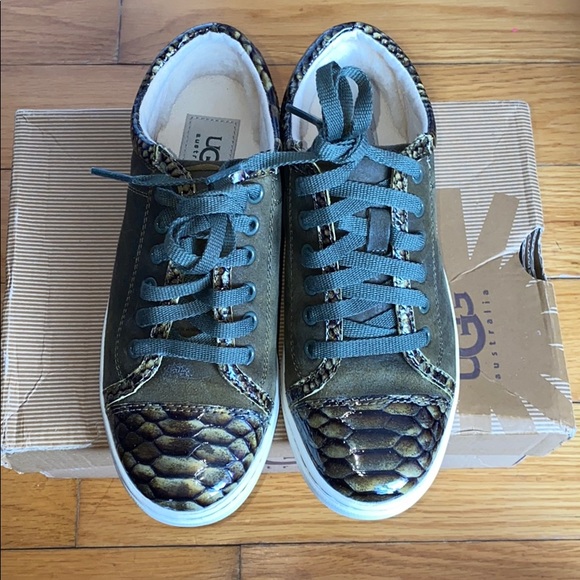 UGGS - Picture 1 of 5